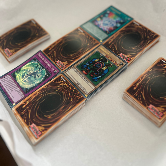 100 Yu-Gi-Oh Karten | Sammlung mit 100 Karten inkl. 10 Holokarten | Deutsch